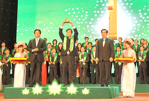 Chủ tịch HĐQT Công ty Nguyễn Cao Sơn nhận giải Sao vàng đất Việt 2011.